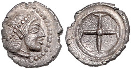 ITALIEN, SIZILIEN / Stadt Syrakus, AR Obol (Gelon, 485-478 v.Chr.). Kopf der Artemis-Arethusa mit Perlendiadem r. Rs.Vierspeichiges Rad. 0,64g.
vz
S...