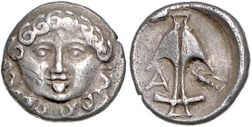 GRIECHENLAND, THRAKIEN / Stadt Apollonia Pontika, AR Drachme (450-400 v.Chr.). Gorgoneion. Rs.Anker. 2,77g.
ss-vz
Sear 1655; SNG Cop.456