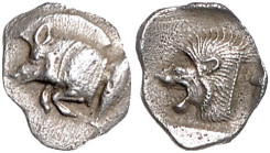 KLEINASIEN, MYSIEN / Stadt Kyzikos, AR Obol (480-400 v.Chr.). Eberprotome l., dah. Thunfisch. Rs.Löwenkopf im quadratum incusum l. 0,74g.
vz
Sear 38...