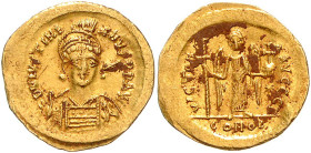 BYZANTINISCHES REICH, Justinian I., 527-565, AV Solidus (527-537). Behelmte Büste mit Speer u. Schild halbr. Rs.Victoria frontal stehend, hält Langkre...