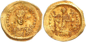 BYZANTINISCHES REICH, Justinian I., 527-565, AV Solidus (527-537). Behelmte Büste mit Speer u. Schild halbr. Rs.Victoria frontal stehend, hält Langkre...