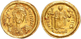 BYZANTINISCHES REICH, Justinian I., 527-565, AV Solidus (537-542). Behelmte Büste mit Kreuzglobus und Schild v.vorn. Rs.Victoria frontal stehend, hält...