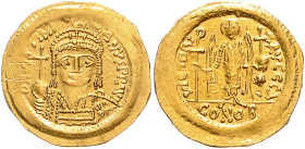 BYZANTINISCHES REICH, Justinian I., 527-565, AV Solidus (542-565). Behelmte Büste mit Kreuzglobus und Schild v.vorn. Rs.Victoria frontal stehend, hält...