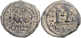 BYZANTINISCHES REICH, Justin II., 565-578, AE Follis Jahr 11 =575, NIKO =Nikomedia, Officin A. Justin und Sophia thronend. Rs.M unter Kreuz zwischen A...