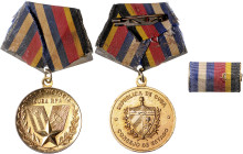 ORDEN UND EHRENZEICHEN, Orden "Medalla Por La Victoria Cuba-RPA" am Band und Nadel mit Verleihungsurkunde 1990 und Ausweis der Inhaberin. DAZU: Orden ...