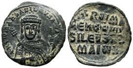 Romanus I Lecapenus, AD 920-944. AE Follis (26mm, 5.10g). Constantinople. +RWMAh bASILEVS RWM, crowned, bearded, facing bust of Romanus, wearing chlam...