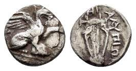 IONIA. Teos.(Circa 320-294 BC). Diobol.

Obv : Griffin seated right, raising forepaw.

Rev : AΛYΠIΩN.
Chelys.
Kinns 97.

Condition: Very fine.

Weight...
