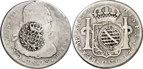 Brasil. (1808). Doble resello escudo y globo (De Mey 407 y 408), para circular por Minas Gerais como 960 reis sobre 8 reales de Carlos IV, Lima 1803. ...