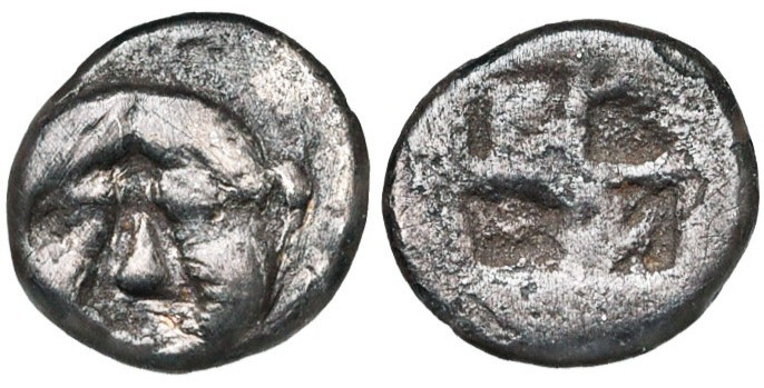 MACEDOINE, NEAPOLIS, AR obole, 500-470 av. J.-C. D/ Gorgonéion. R/ Carré creux q...