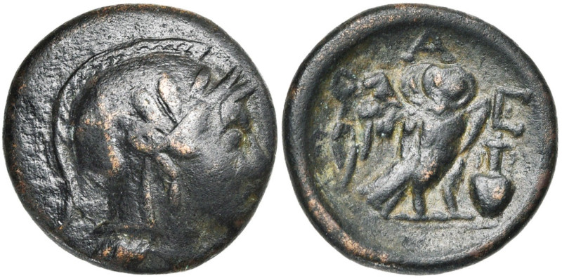 ATTIQUE, ATHENES, AE bronze, vers 224-198 av. J.-C. D/ T. casquée d'Athéna à d. ...