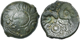 GAULE CELTIQUE, Aulerci Eburovices, AE bronze, 1er s. av. J.-C. D/ T. stylisée à g., le visage dans un cercle perlé, les cheveux figurés par des longu...