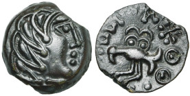 GAULE CELTIQUE, Senones, AE bronze, avant 52 av. J.-C. Type à l'aigle. D/ T. à d., les cheveux disposés en grosses boucles. R/ Oiseau à g. Au-dessus, ...