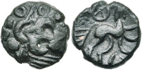 GAULE BELGIQUE, Nervii, AE bronze, 54-53 av. J.-C. Type du statère à l'epsilon. Classe III. D/ Vestiges d'une t. humaine à d. Dans le champ, annelets....