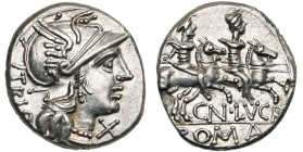 Cn. Lucretius Trio, AR denier, 136 av. J.-C., Rome. D/ TRIO T. casquée de Roma à d. Pendant d'oreille à perles. Sous le menton, . R/ CN·LVCR/ ROMA Le...