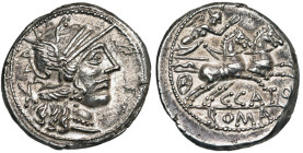 C. Cato, AR denier, 123 av. J.-C., Rome. D/ T. casquée de Roma à d. Derrière, X. R/ Victoire conduisant un bige à d., ten. les rênes et un fouet. En d...