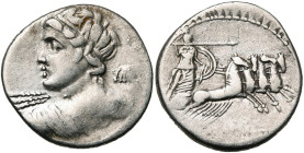 C. Licinius Macer, AR denier, 84 av. J.-C., Rome. D/ B. d'Apollon à g., vu de dos, ten. un foudre de la main d. R/ Minerve conduisant un quadrige à d....