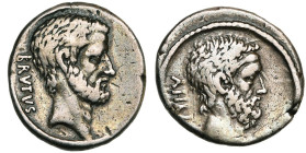 M. Iunius Brutus Q. Caepio, AR denier, 54 av. J.-C., Rome. D/ BRVTVS T. de L. Iunius Brutus à d. R/ AHALA T. de C. Servilius Ahala à d. Cr. 433/2; Syd...