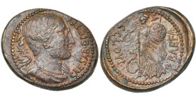 Jules César, AE dupondius, 45 av. J.-C., nord de l'Italie. Avec C. Clovius, praefectus. D/ CAESAR· DIC· TER B. dr. de la Victoire à d. Derrière, une é...