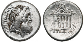 Petillius Capitolinus, AR denier, 43 av. J.-C., Rome. D/ T. l. de Jupiter à d. Derrière, CAPITOLINVS. R/ Le temple Capitolin, chevaux et figures dans ...