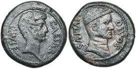 Octavien, AE grand bronze, 38 av. J.-C., Italie. Au nom de Jules César divinisé. D/ T. nue du jeune Octavien à d. Derrière, DIVI· F. Devant, CAESAR. R...