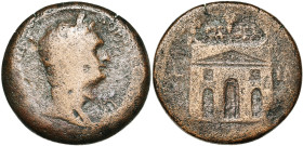 EGYPTE, ALEXANDRIE, Domitien (81-96), AE drachme, 94-95. D/ T. l. à d. R/ Arc de triomphe à trois arches, avec fronton, surmonté de l'empereur dans un...