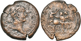 EGYPTE, ALEXANDRIE, Trajan (98-117), AE drachme. D/ T. l. à d., l'épaule g. dr. R/ L'empereur ten. une branche de laurier et un sceptre, deb. dans un ...