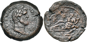 EGYPTE, ALEXANDRIE, Antonin le Pieux (138-161), AE drachme, 153-154. D/ T. l. à d. R/ Le Nil étendu à g., ten. un roseau et une corne d'abondance. A g...