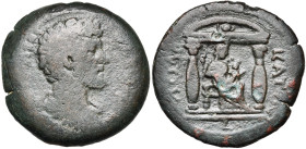 EGYPTE, ALEXANDRIE, Marc Aurèle César (139-161), AE drachme, 148-149. D/ B. dr. à d. R/ Isis assise à d. dans un temple de style égyptien, ten. Harpoc...