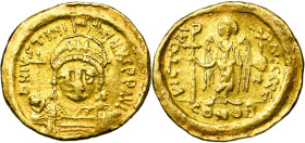 Justinien Ier (527-565), AV solidus, 542-565, Constantinople. Off. . D/ B. casqué, cuir. de f., ten. un gl. cr. et un bouclier. R/ VICTORI-A AVCCC/ ...