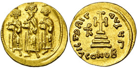 Héraclius (610-641), AV solidus, 639-641, Constantinople. Off. Γ. D/ Héraclius entouré d'Héraclius Constantin et d'Héraclonas, deb. de f., ten. chacun...