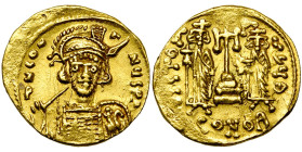 Constantin IV (668-685), AV solidus, 674-681, Constantinople. Off. Θ. D/ B. de f., portant le casque orné d'un cimier et d'une aigrette et ten. la lan...