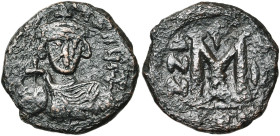 Justinien II, 1er règne (685-695), AE follis, an 2, 686-687, Constantinople. Off. A. D/ B. cour. de f., vêtu de la chlamyde, ten. un gl. cr. R/ Grand ...