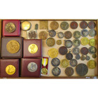 BELGIQUE, lot de 46 médailles et médaillettes relatives à la ville de Gand, 13 en argent, dont: 1914, De Cock, Emile Braun, bourgmestre de Gand; s. d....