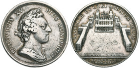 FRANCE, AR médaille, 1754, Roettiers. Construction de la place Saint-Sulpice à Paris. D/ B. l. et dr. à d. R/ BASILICAE ET URBI ADDITUM DECUS Vue de l...