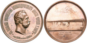 RUSSIE, AE médaille, 1880, Vazhenin et Griliches. Construction du pont Alexandre sur la Volga. D/ T. d'Alexandre II à d. R/ Vue du pont sous lequel pa...