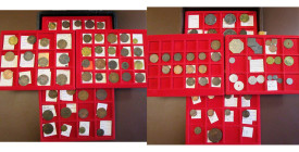 lot de 2 valisettes contenant 153 p., jetons, méreaux et monnaies conventionnelles, dont: 7 jetons à la Vénus, 2 jetons au Rechenmeister, divers jeton...