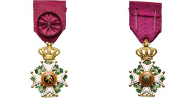 BELGIQUE, Ordre de Léopold, croix d'officier, modèle civil unilingue en or, type Léopold II. Manques aux émaux verts sous la couronne.