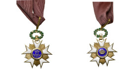 BELGIQUE, Ordre de la Couronne, croix de commandeur en métal doré, avec bélière ouvragée et cravate avec deux bouts de lacets.