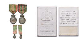 FRANCE, médaille de Sainte-Hélène, avec ruban d’époque, miniature (13 mm) et trois coupes de ruban, dans la boîte d’origine avec couvercle en papier g...