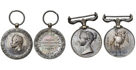FRANCE, lot de 2 décoraitons: Grande-Bretagne, médaille de la Guerre de Crimée, Wyon, 1854 (AR, avec barrette, sans ruban, pas d’attribution sur la tr...