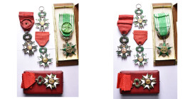 FRANCE, lot de 4 étoiles de l’Ordre de la Légion d’honneur: officier, type de la 3e république, avec couronne de lauriers ouvragée (rosette dépareillé...