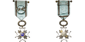 LETTONIE, Ordre des Trois Étoiles (1924), croix d'officier en vermeil, avec poinçon de la Maison Mueller de Riga et ruban à rosette probablement cousu...