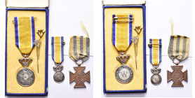 PAYS-BAS, lot de 3 décorations: médaille d’argent et sa miniature de l’Ordre d’Orange-Nassau, dans un écrin marqué "Kanselarij der Nederlandse Orden";...