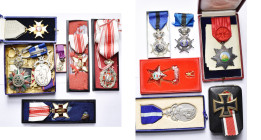lot de 13 décorations, dont: Belgique, chevalier de l'Ordre de Léopold II (2, 1 avec palme); Iran, décoration de 1e classe de l'Ordre de l'instruction...