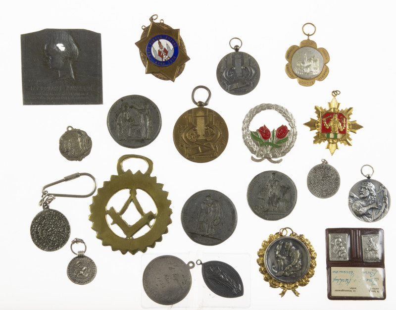 Lot medals incl. '4e Batterij Luchtdoel Artillerie 1940', imprints of medals in ...