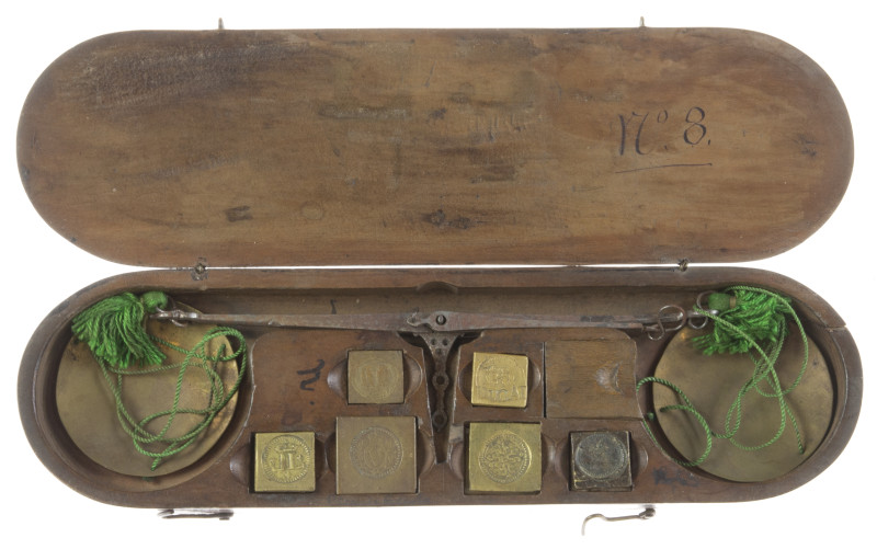 Coin weight boxes / weights - France, 18th century - Plain oval wooden box, 22x6...