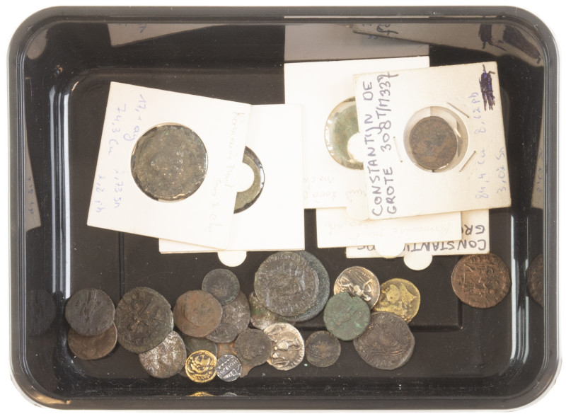 Miscellaneous coinage - A small lot with ancient bronze and some silver coins: m...