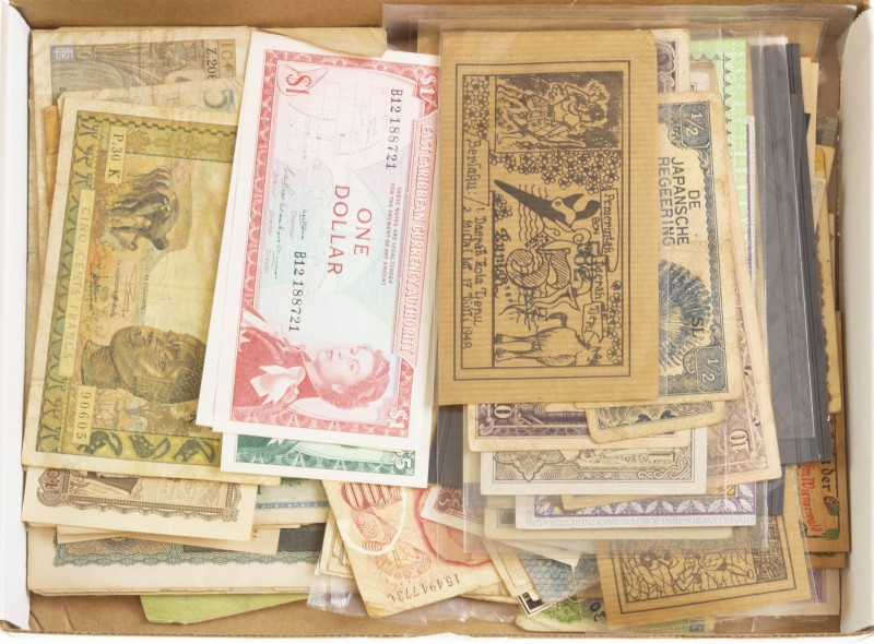 World - Box banknotes world among which Germany, Indonesia, East Caribbean, Arge...