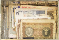 World - Small box banknotes world among which Russia, Germany, Bulgaria, Indonesia, Hungary, Czechoslovakia, Netherlands, etc.