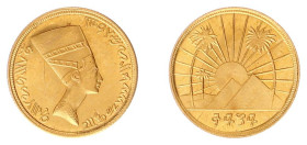 Egypt - Medals & Tokens - Gold medalet of Queen Nefertiti facing right / rev.: piramids against raising sun with palm trees in front - Gold 1,58 g. - ...